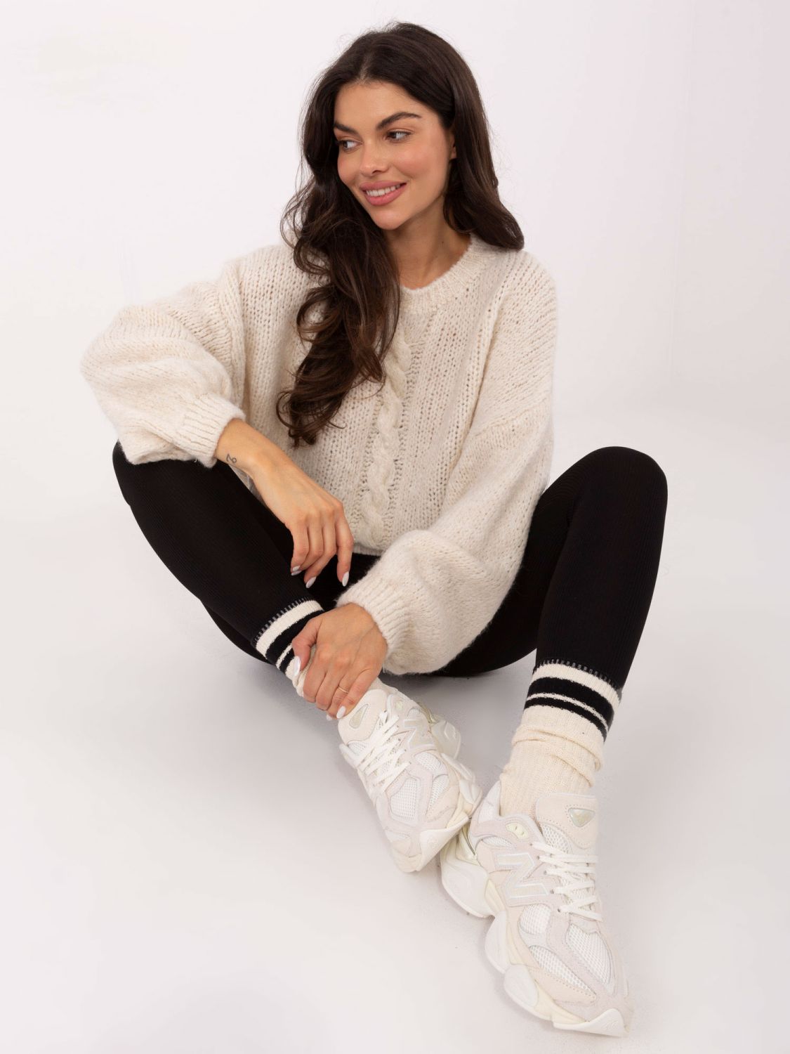 Béžový pulóver s okrúhlym výstrihom a textúrovaným vzorom