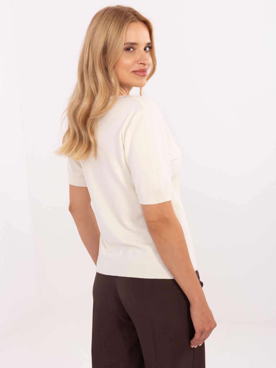 Elegantný béžový pulóver s krátkym rukávom