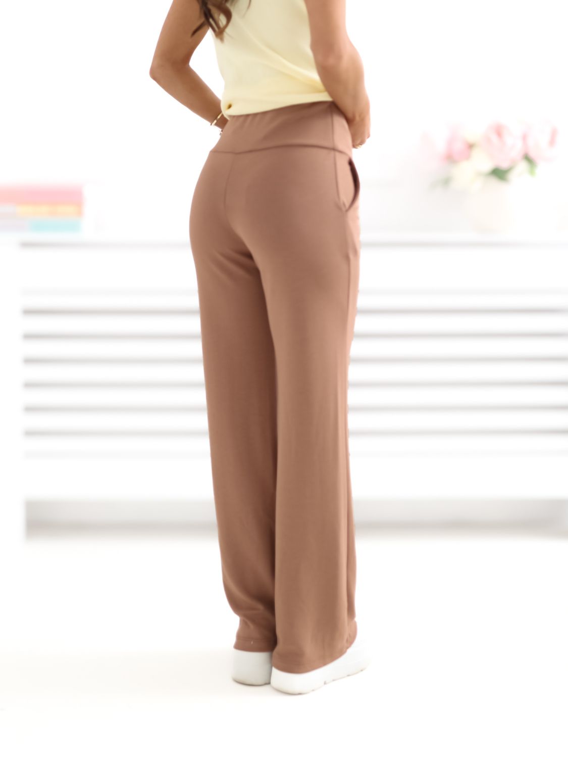 Béžové športové nohavice s rovným strihom