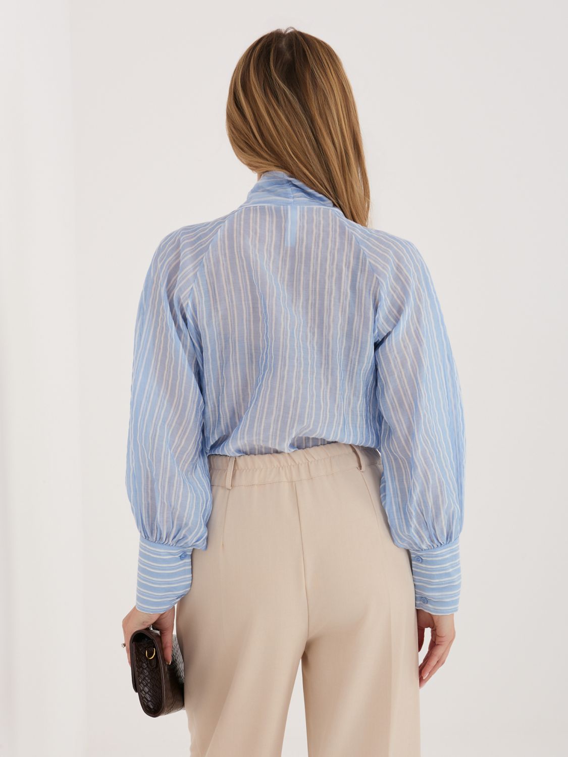 Dámska modrá košeľa s pásikmi a viazaním