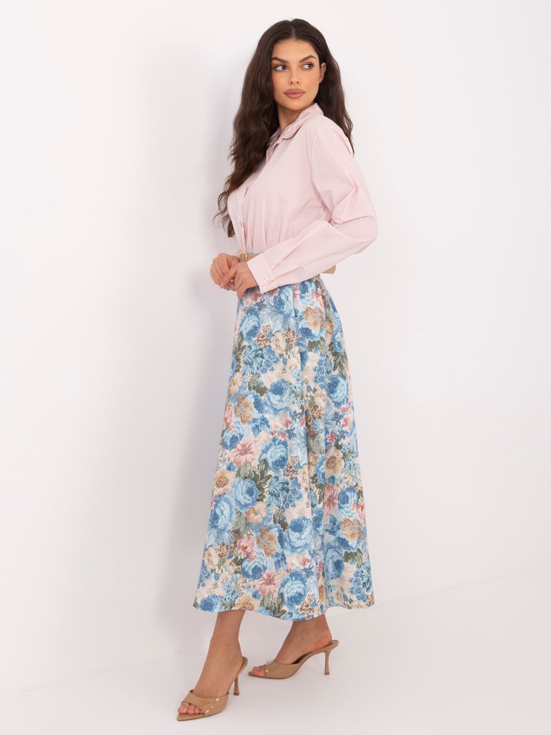 Elegantná midi sukňa s kvetinovým vzorom a opaskom, svetlomodrá