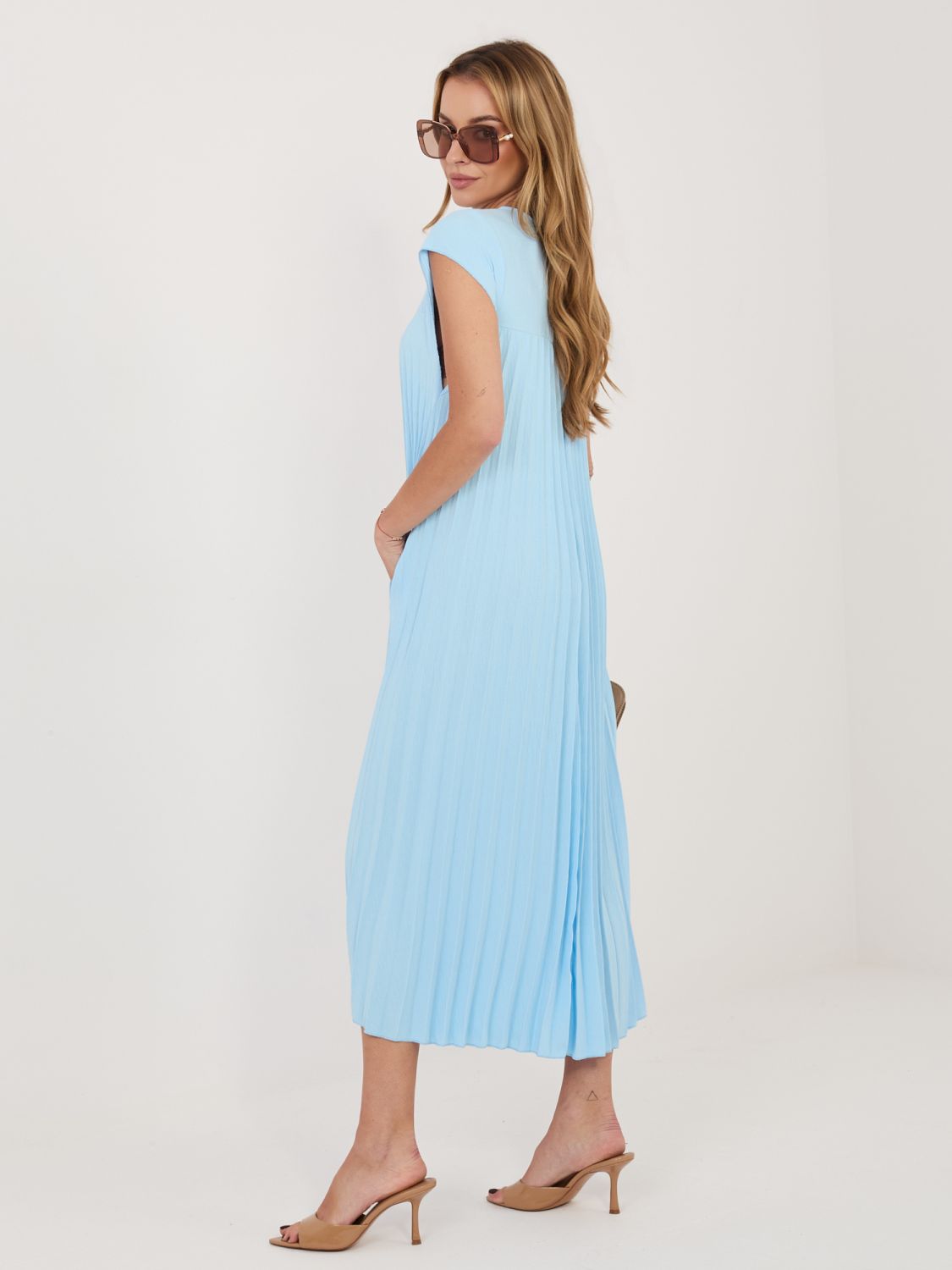 Svetlomodré midi koktejlové šaty s vreckami