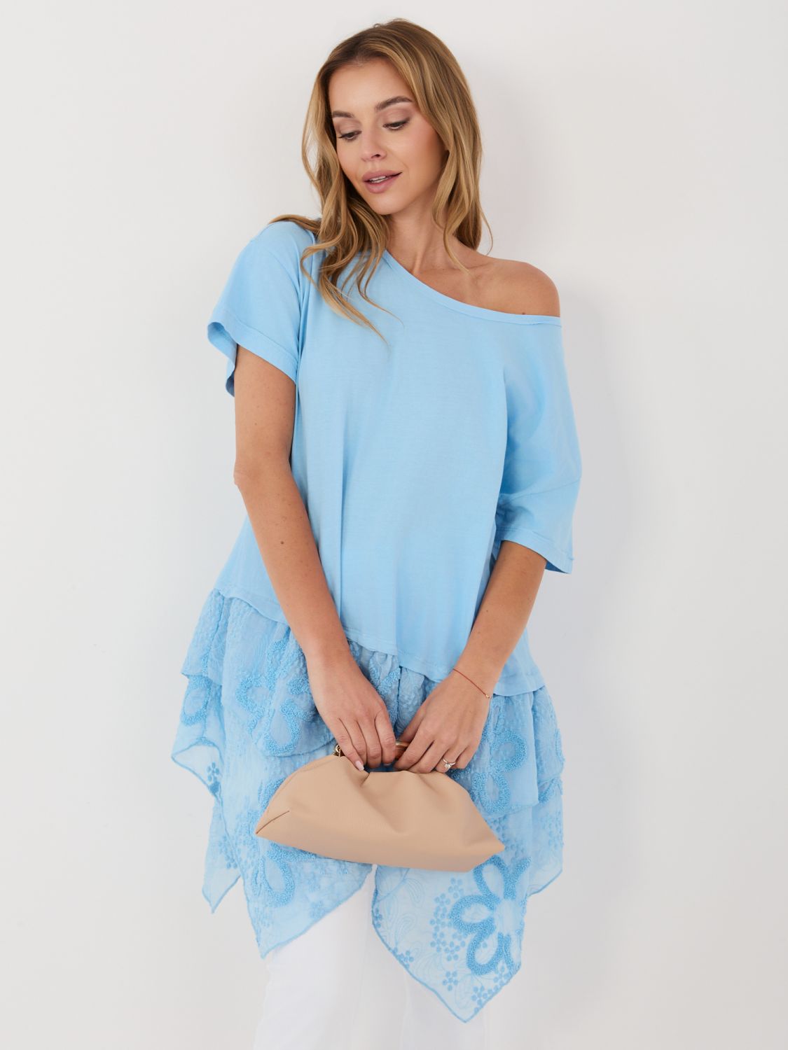 Svetlomodrá bavlnená blúzka s volánom a výšivkou