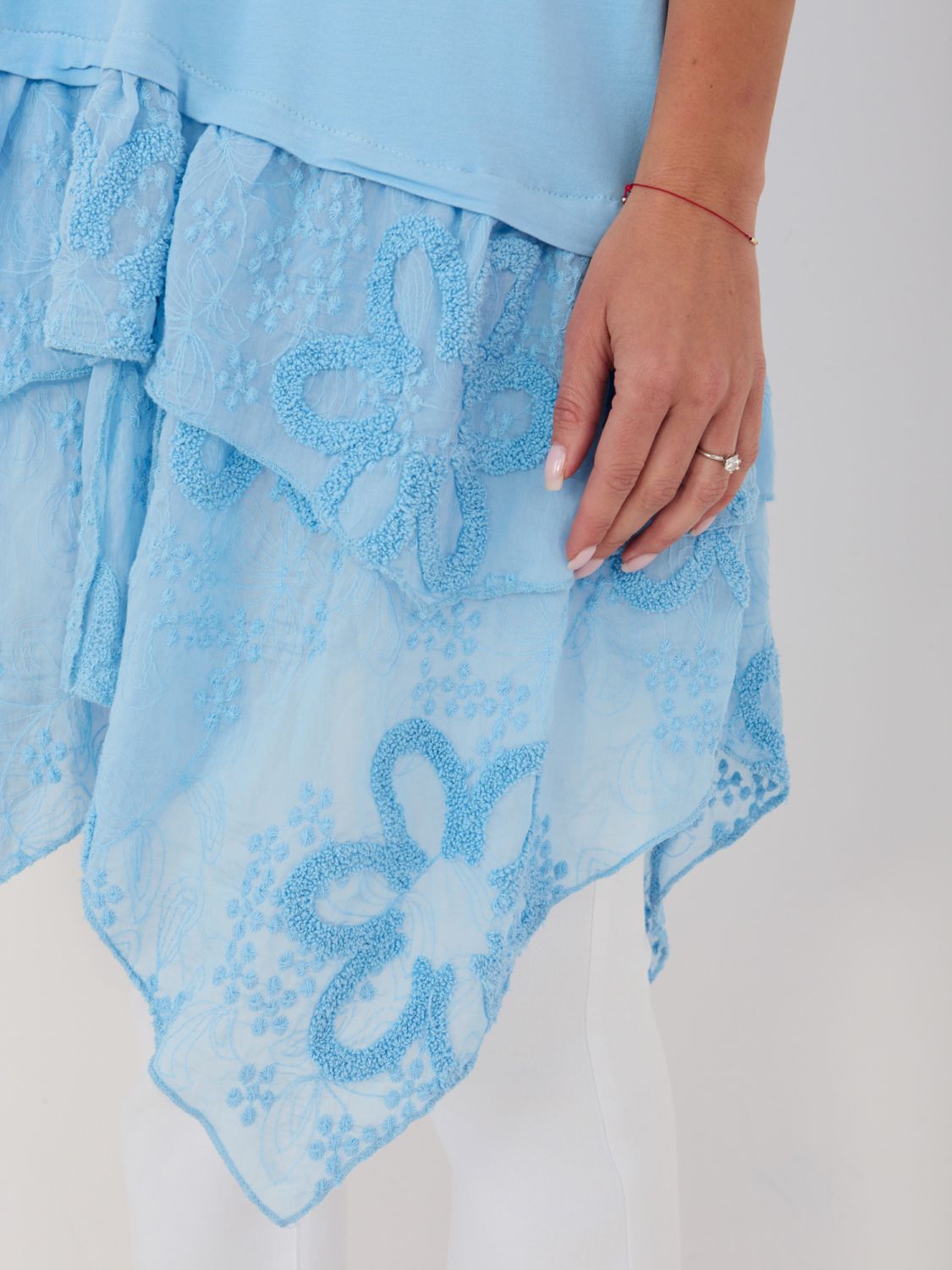 Svetlomodrá bavlnená blúzka s volánom a výšivkou