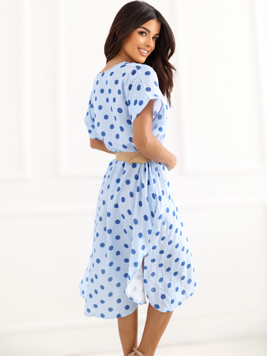 Svetlomodré bodkované midi šaty s opaskom