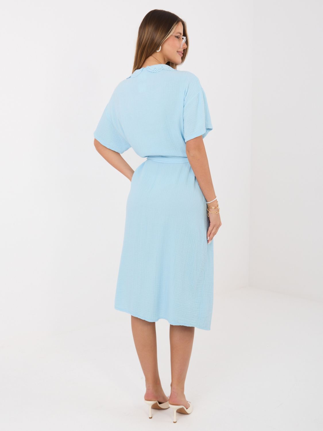 Svetlomodré rozšírené midi šaty s opaskom