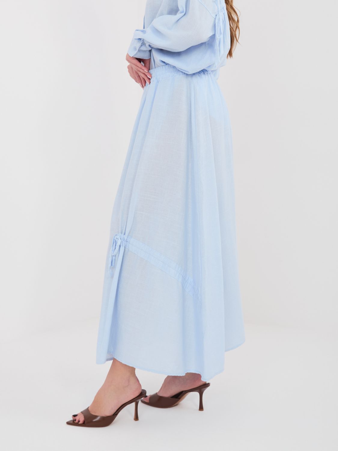 Svetlomodrá midi sukňa s viazaním