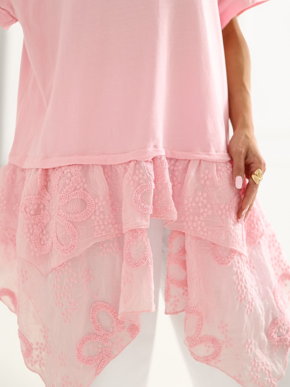 Ružová bavlnená blúzka s volánom a výšivkou