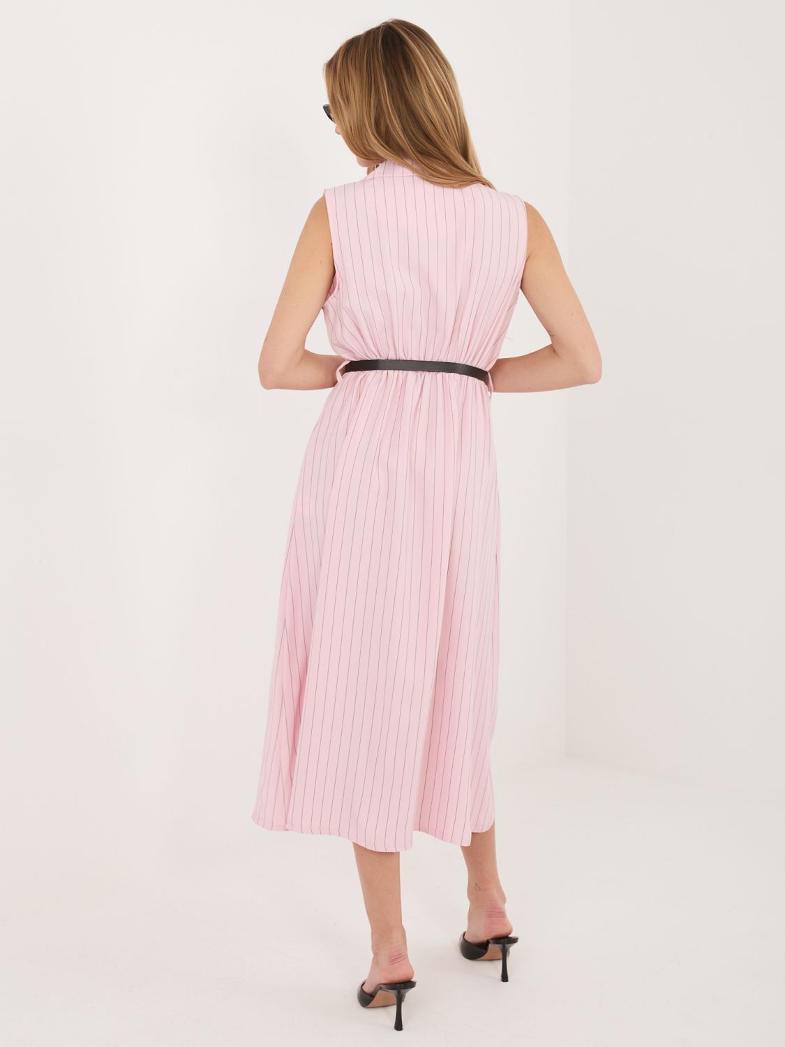 Elegantné ružové midi šaty s pásikom a golierom