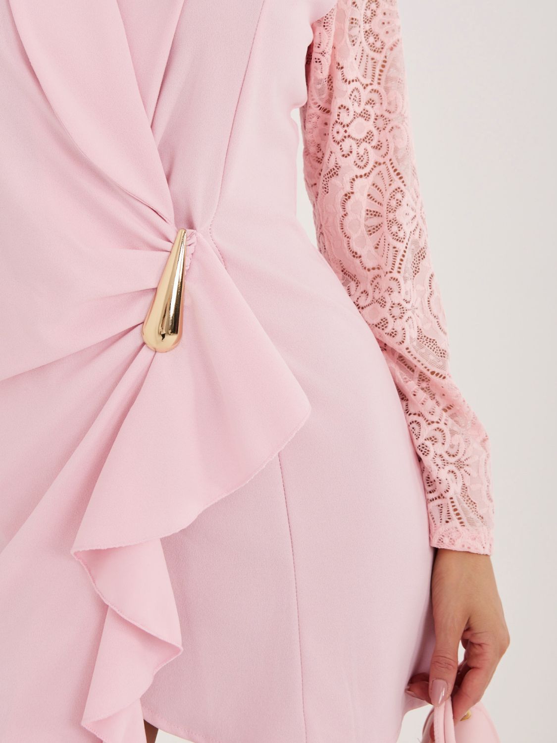 Svetloružové elegantné mini šaty s čipkou a volánom