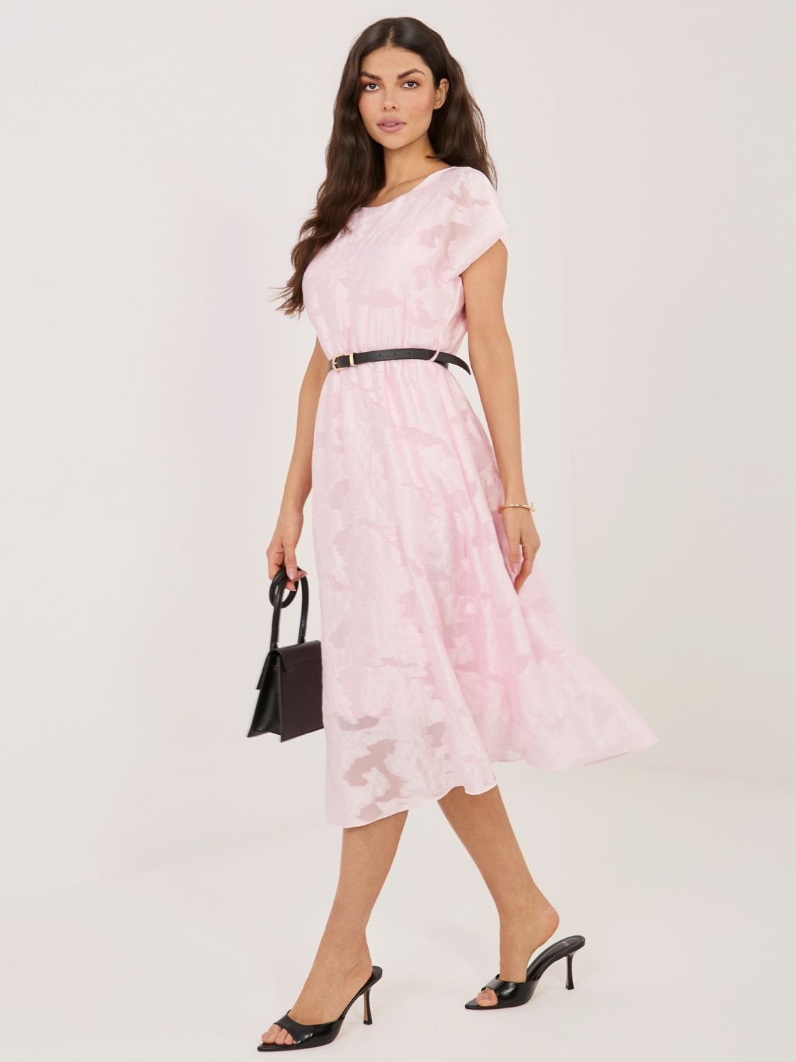 Svetloružové rozšírené midi šaty s opaskom