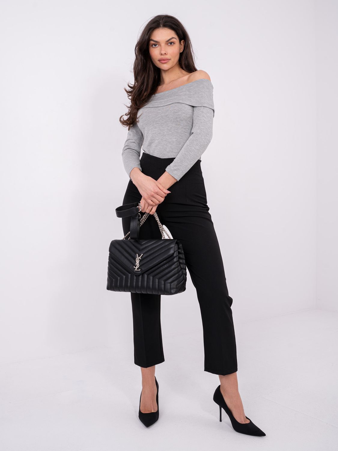 Sivá blúzka s odhalenými ramenami a 3/4 rukávmi