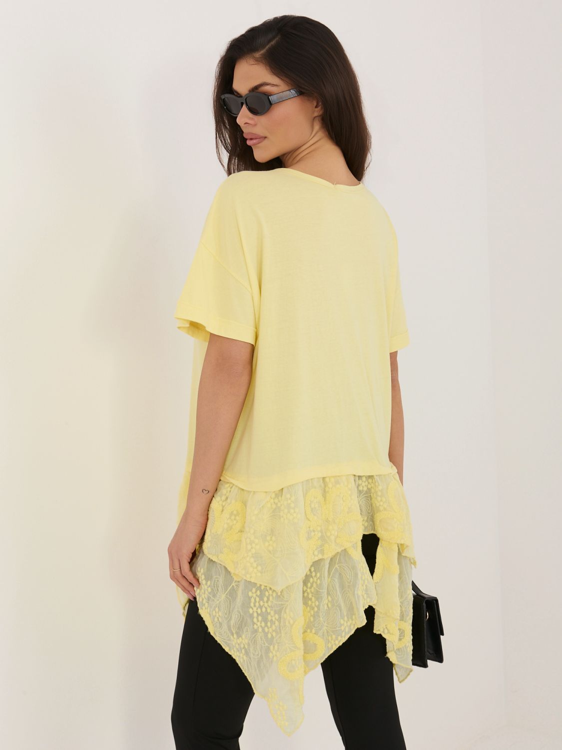 Žltá bavlnená blúzka s volánom a výšivkou