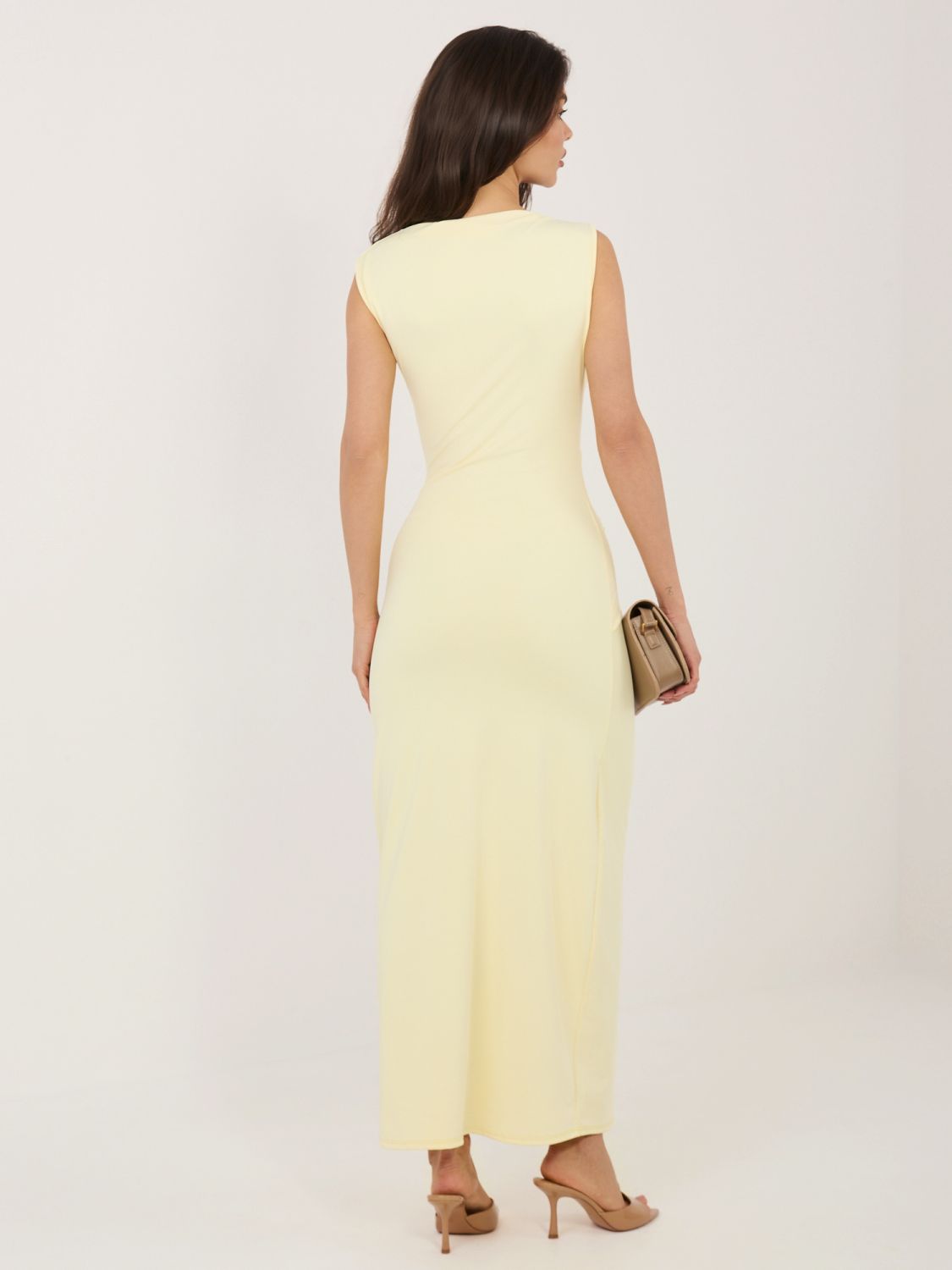 Elegantné žlté midi šaty s vodopádovým výstrihom