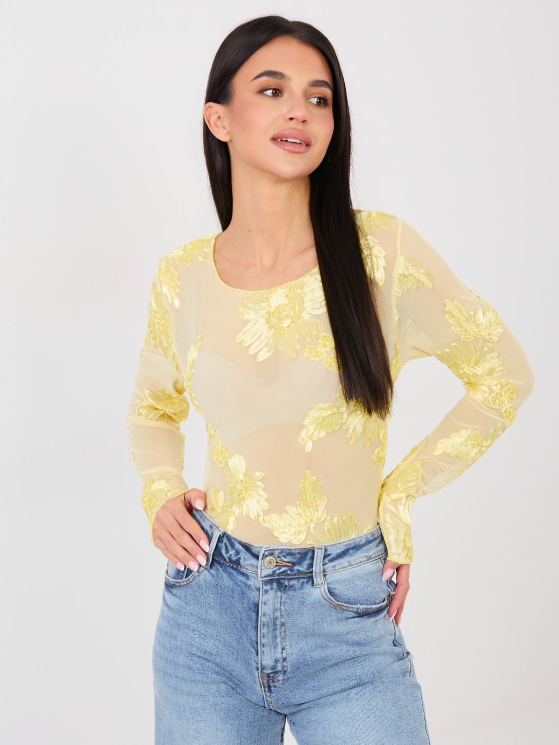 Žltá elegantná blúzka s kvetinovou aplikáciou a výšivkou