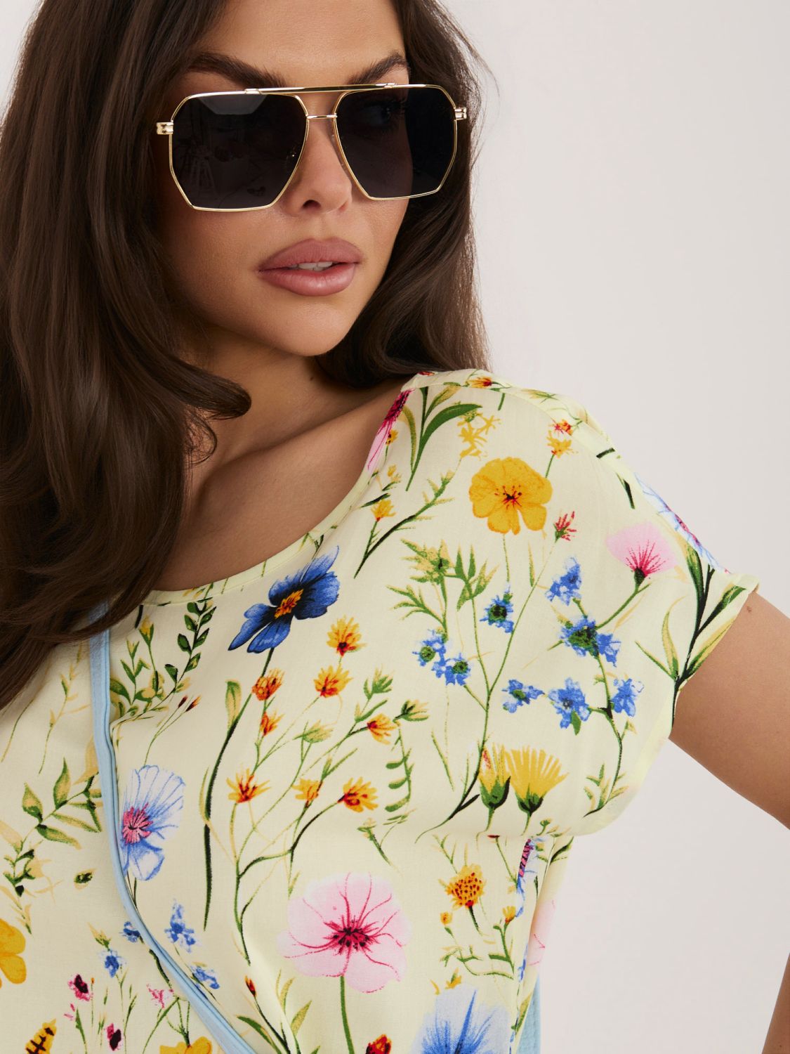 Žltá blúzka s kvetinovou potlačou