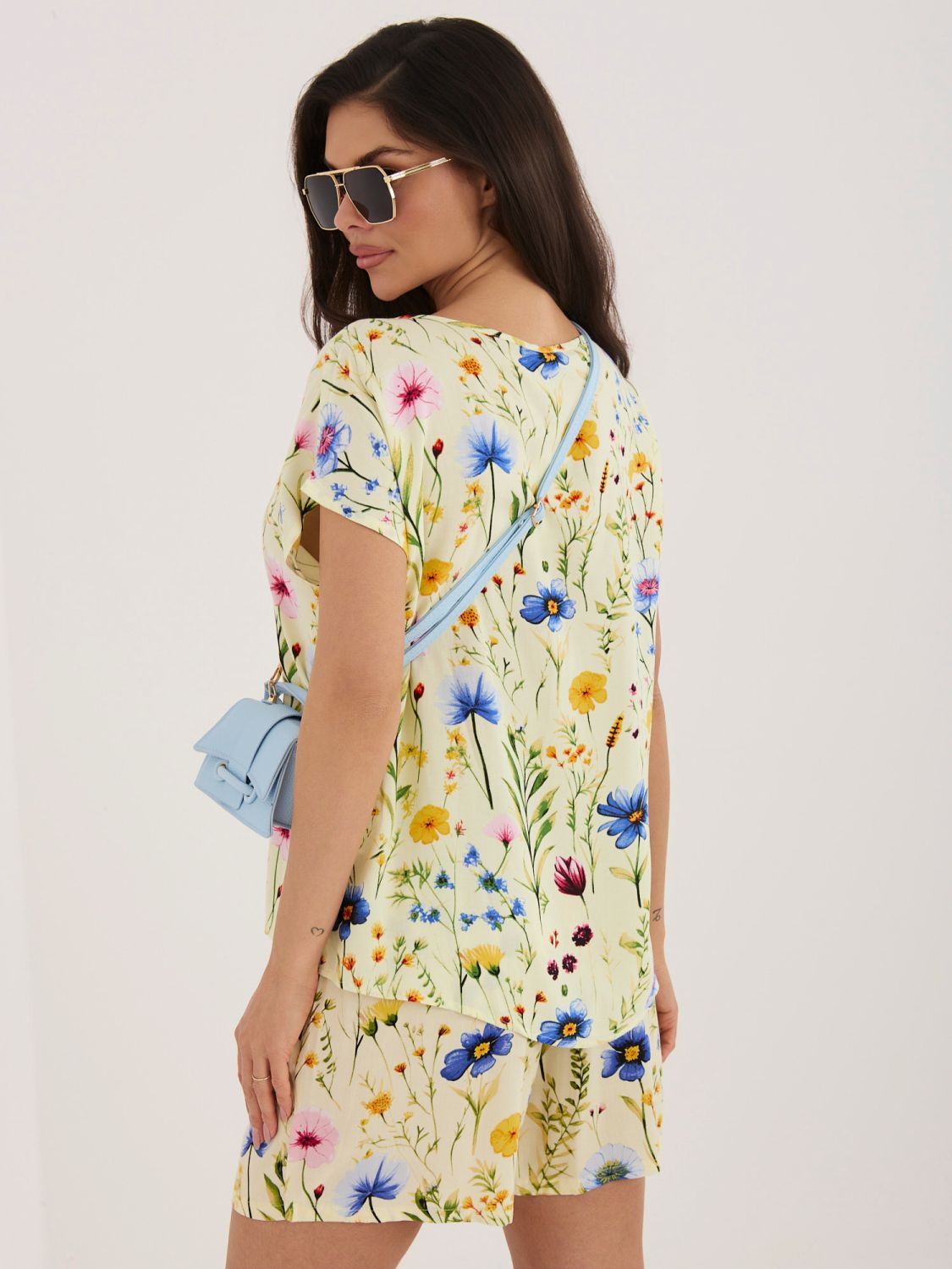 Žltá blúzka s kvetinovou potlačou