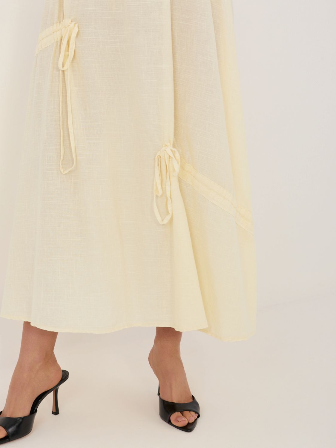 Žltá midi sukňa s viazaním