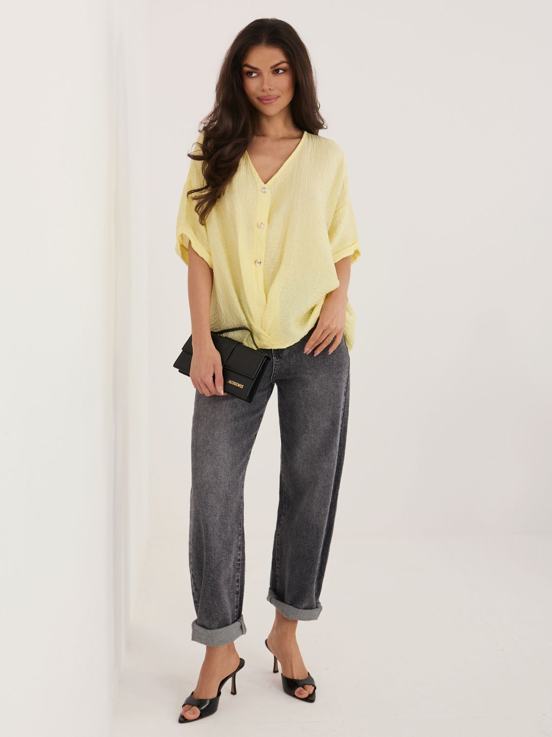 Žltá blúzka s V-výstrihom a krátkym rukávom