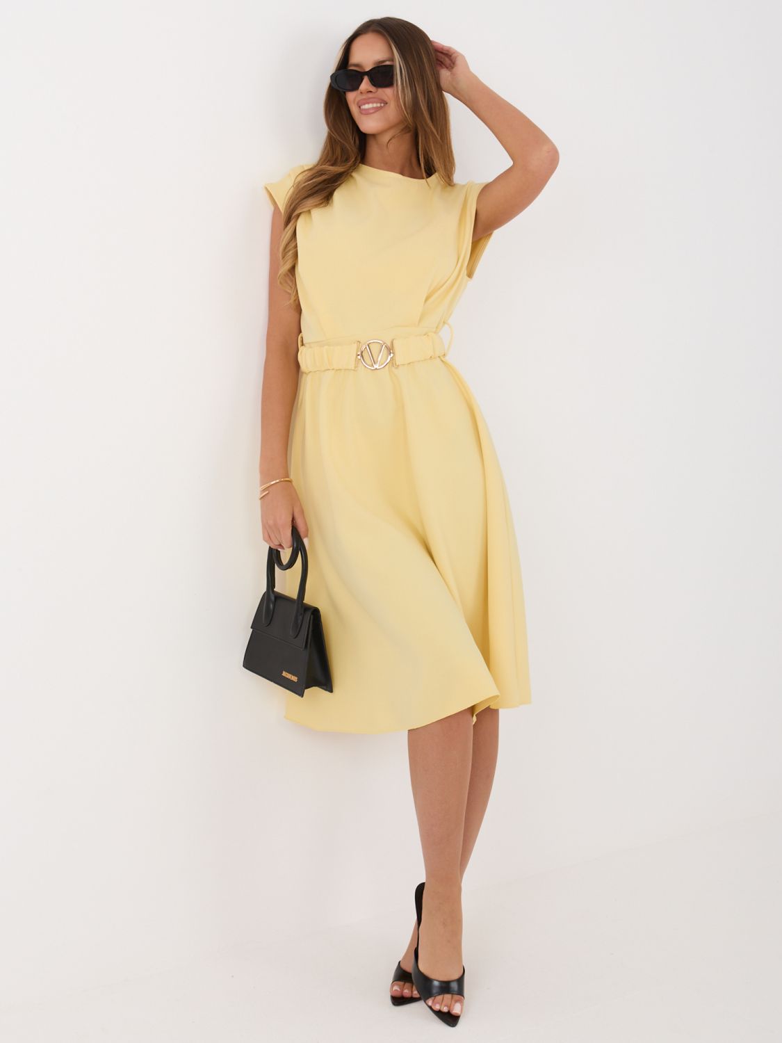 Žlté rozšírené midi šaty s opaskom