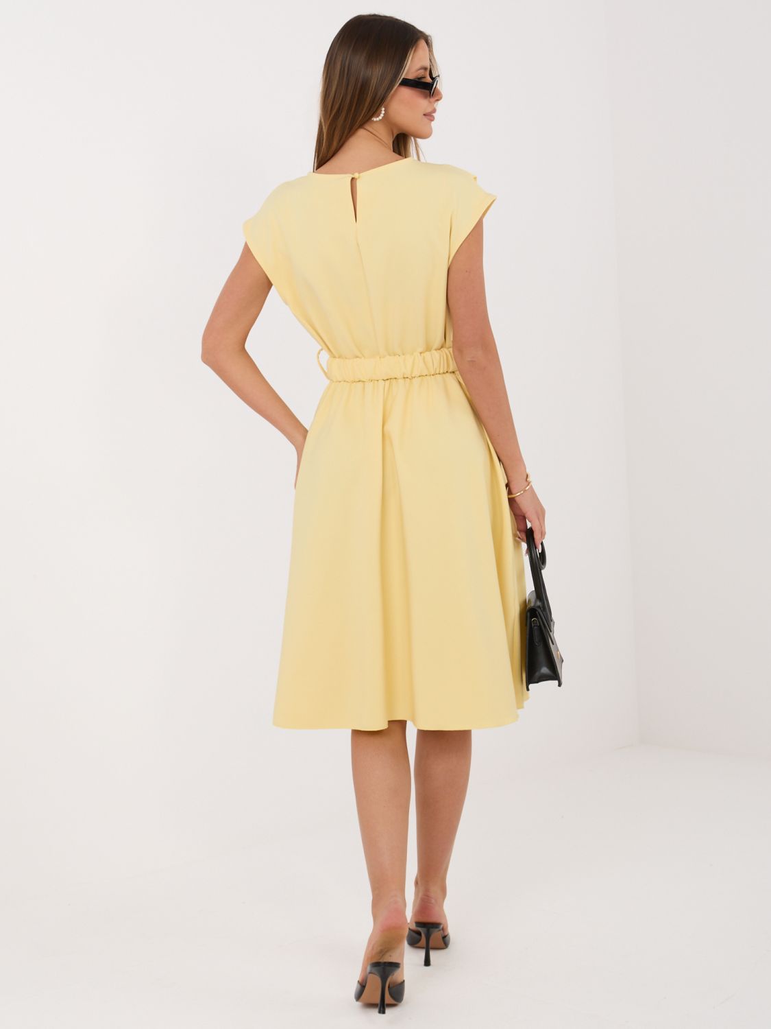 Žlté rozšírené midi šaty s opaskom