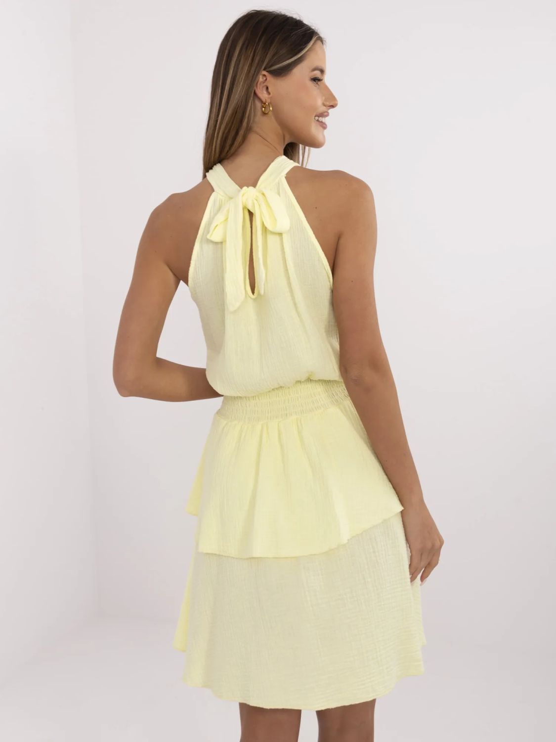 Svetložlté minišaty s volánom a viazaním