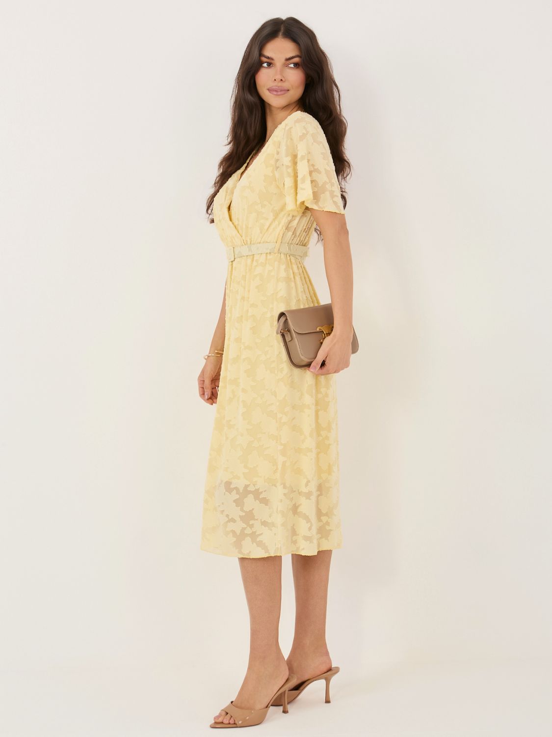 Žlté rozšírené midi šaty s opaskom