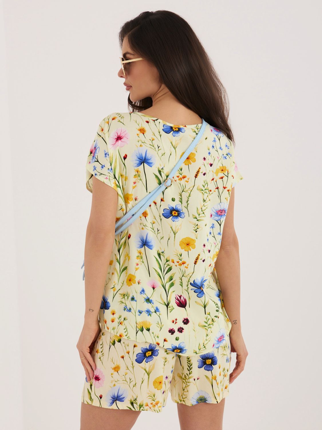 Žlté šortky s kvetinovou potlačou