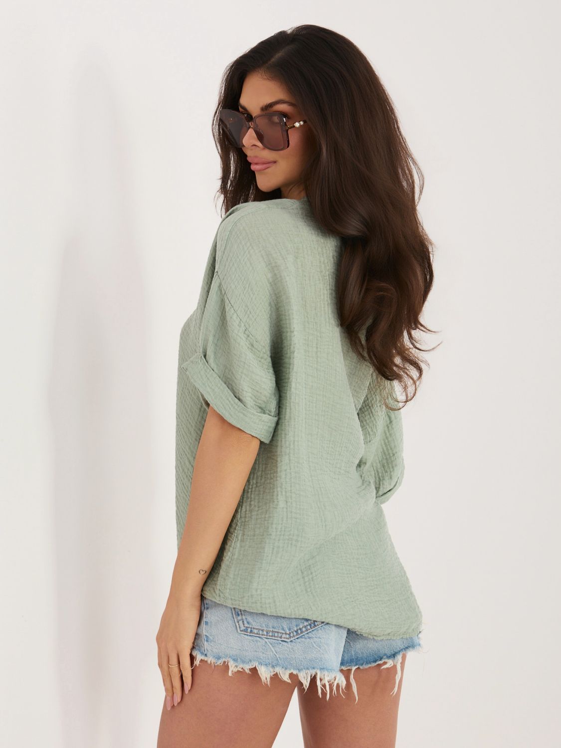 Štýlová khaki blúzka s V-výstrihom a krátkym rukávom