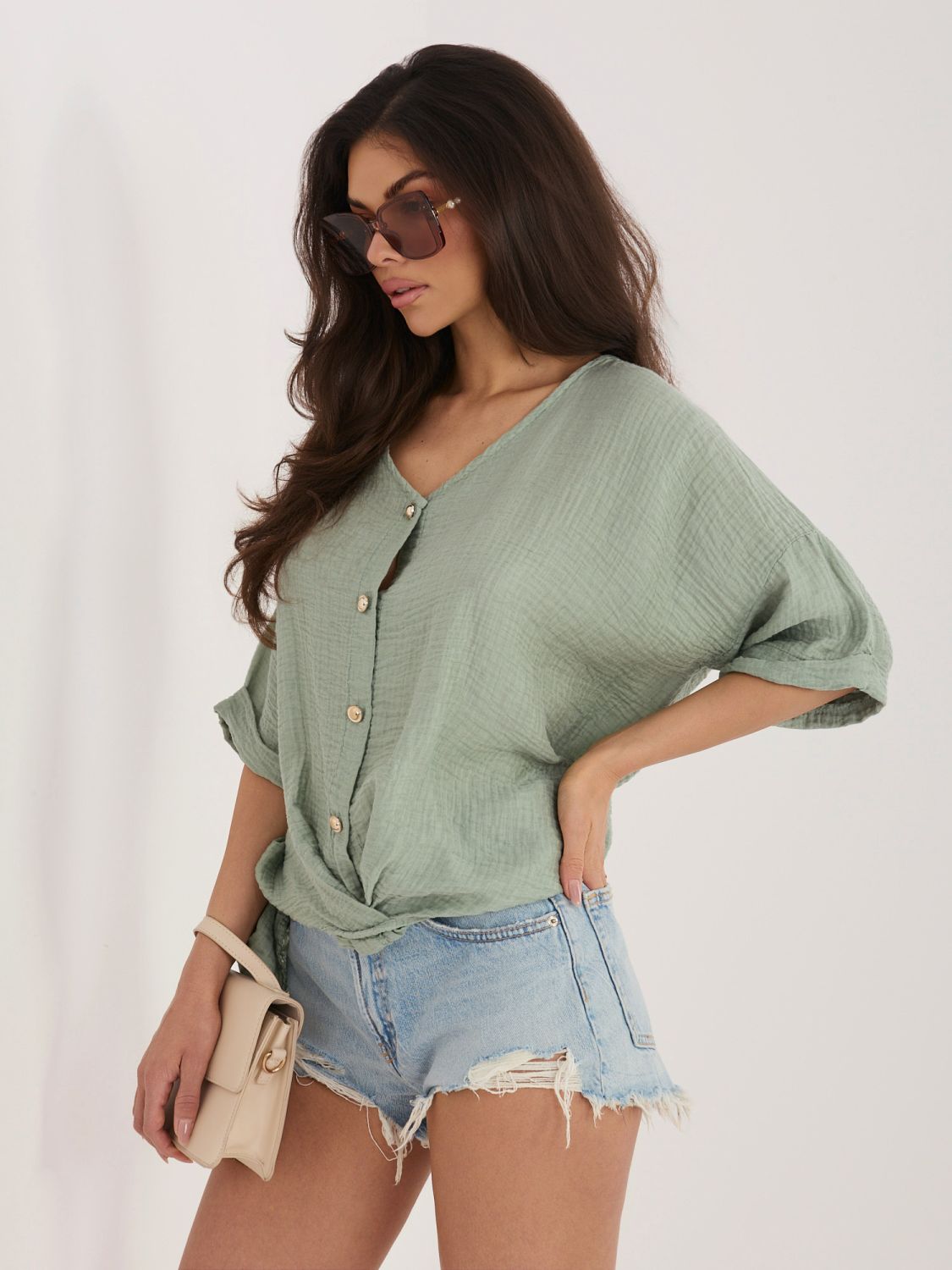 Štýlová khaki blúzka s V-výstrihom a krátkym rukávom