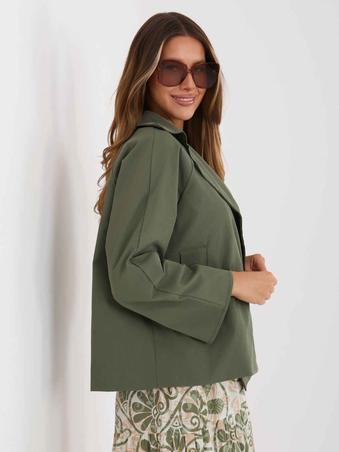 Krátky prechodný kabát v khaki farbe