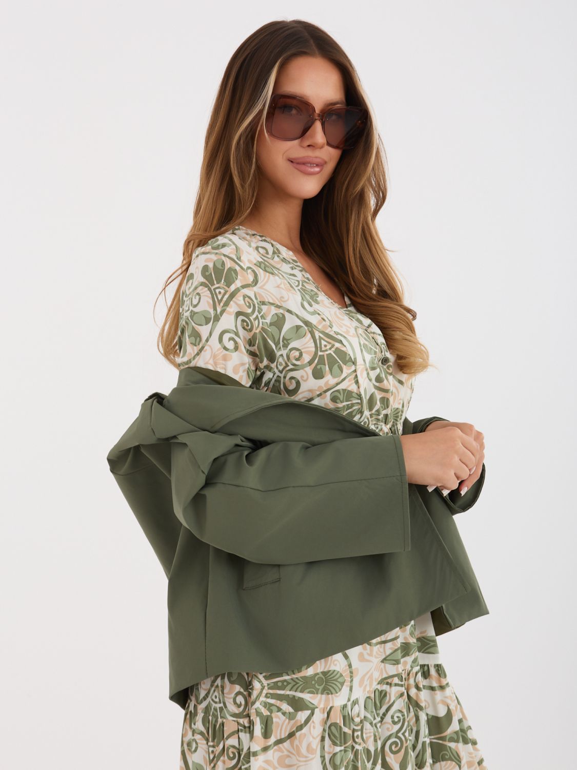 Krátky prechodný kabát v khaki farbe