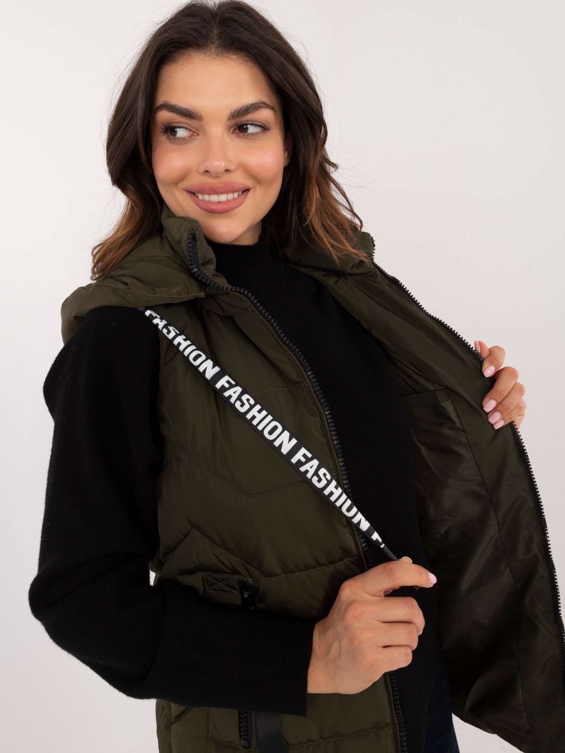Prešívaná vesta s kapucňou khaki