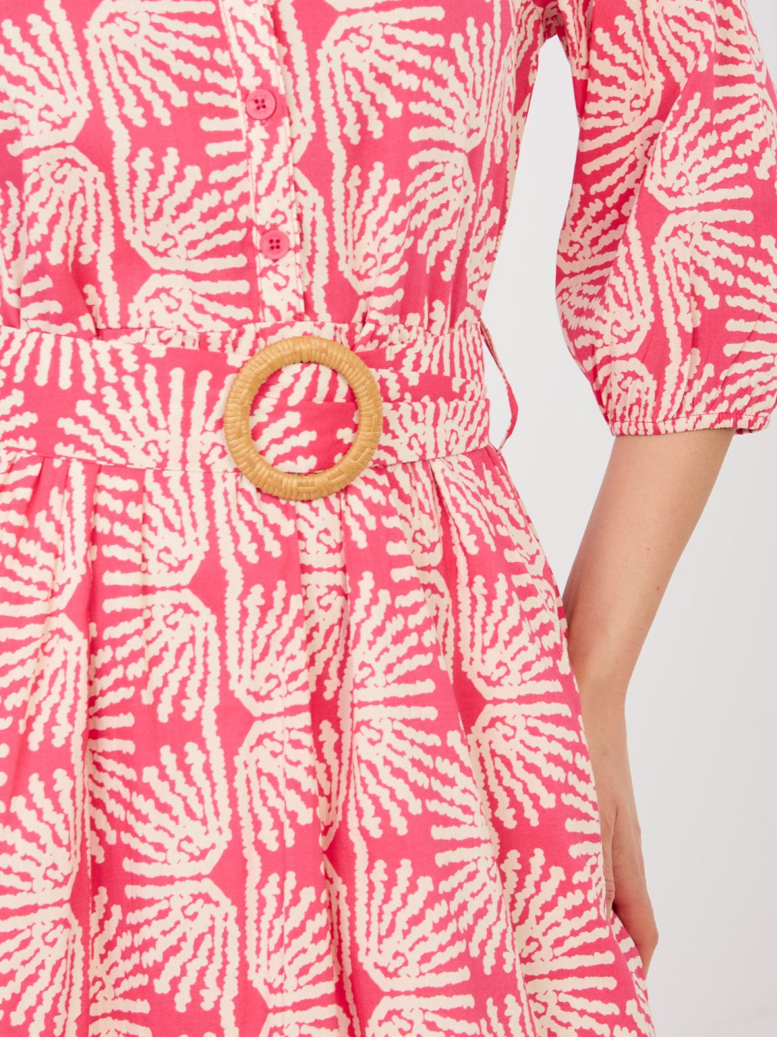 Koralové šaty s opaskom a volánom