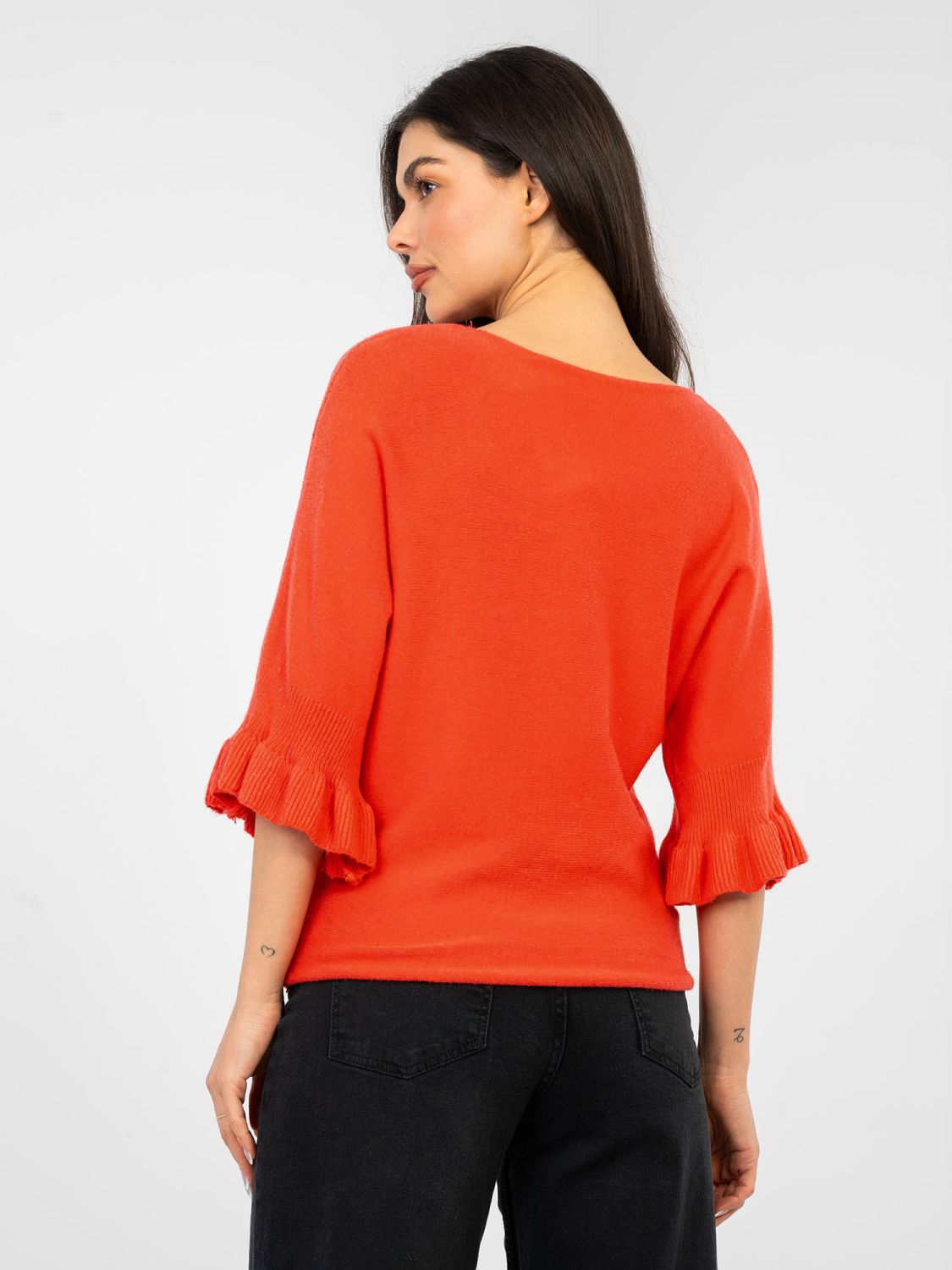 Elegantný koralový pulóver s 3/4 rukávmi a volánom