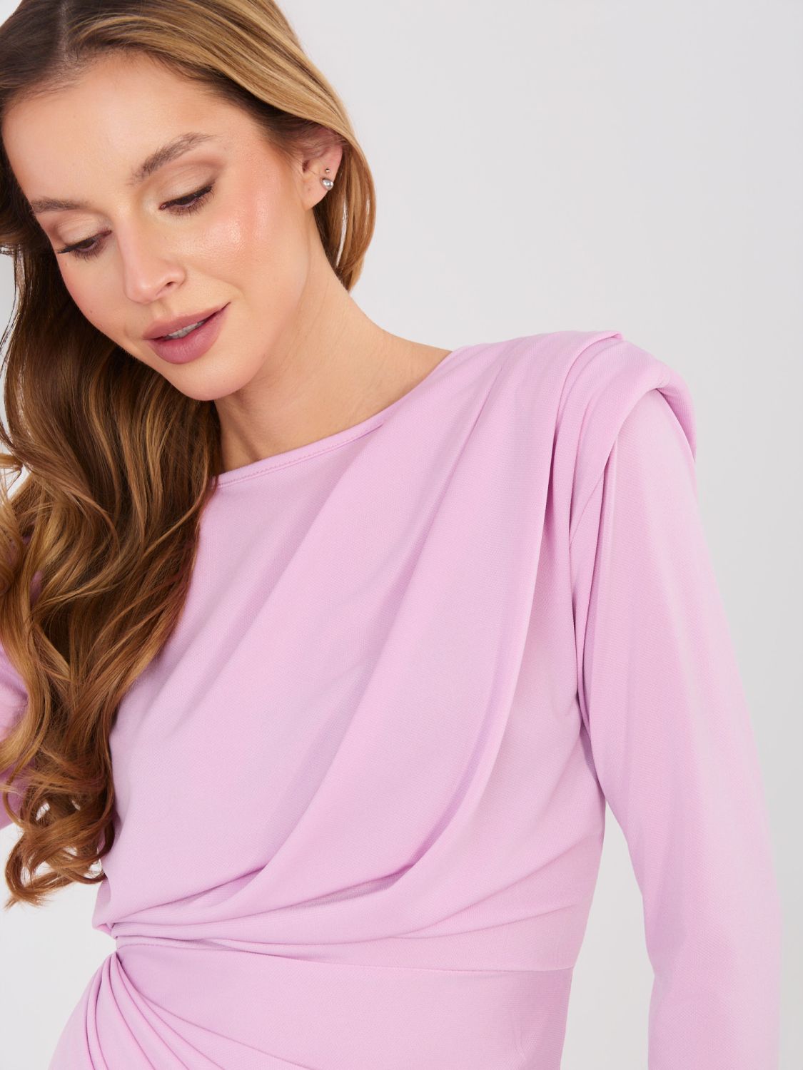 Elegantné fialové midi šaty s dlhým rukávom a riasením