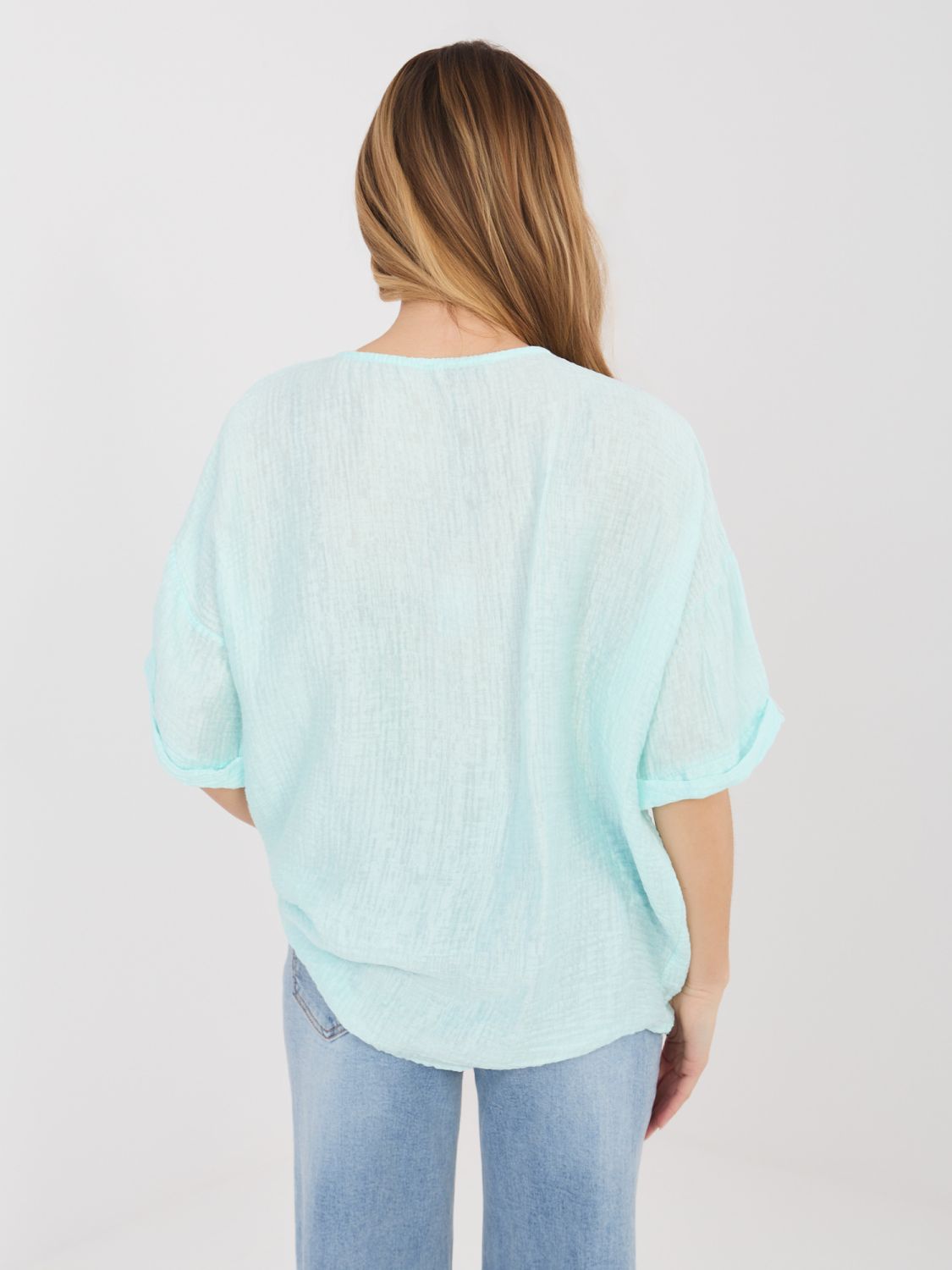 Mätová blúzka s V-výstrihom a krátkym rukávom