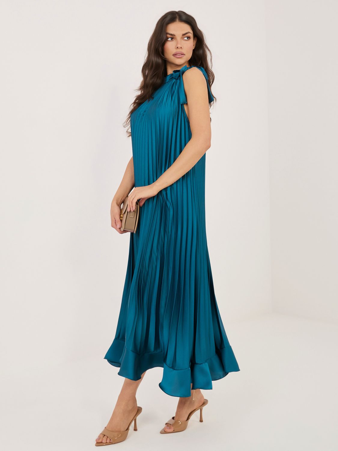 Modré koktejlové midi šaty s viazaním a volánom