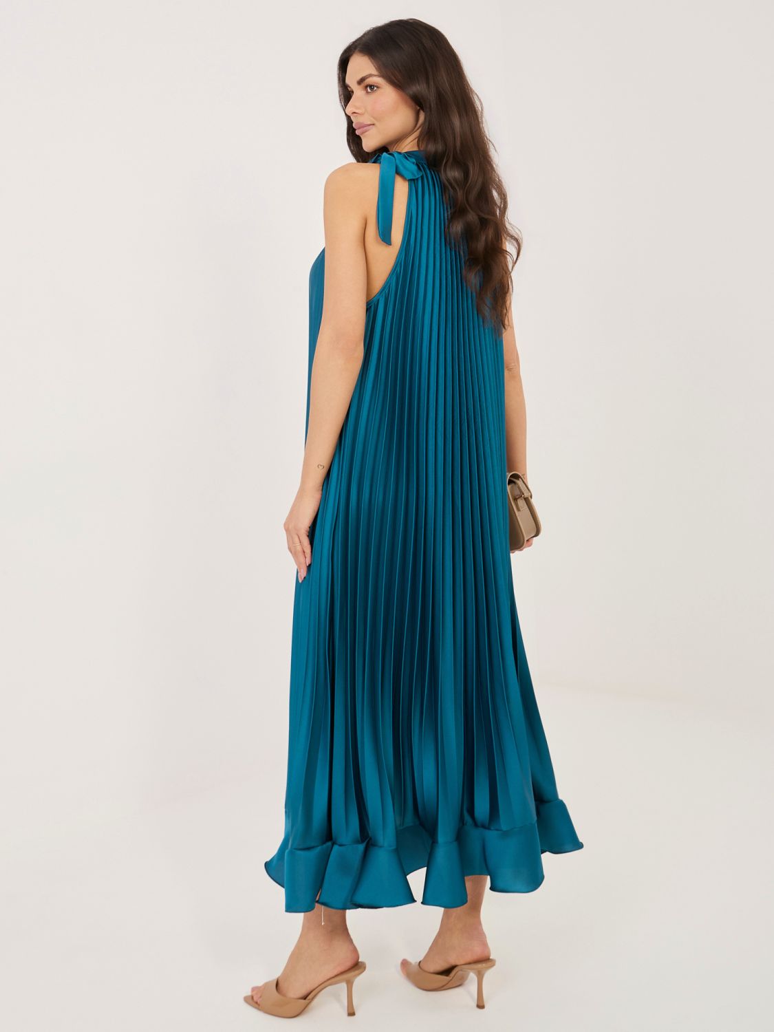 Modré koktejlové midi šaty s viazaním a volánom