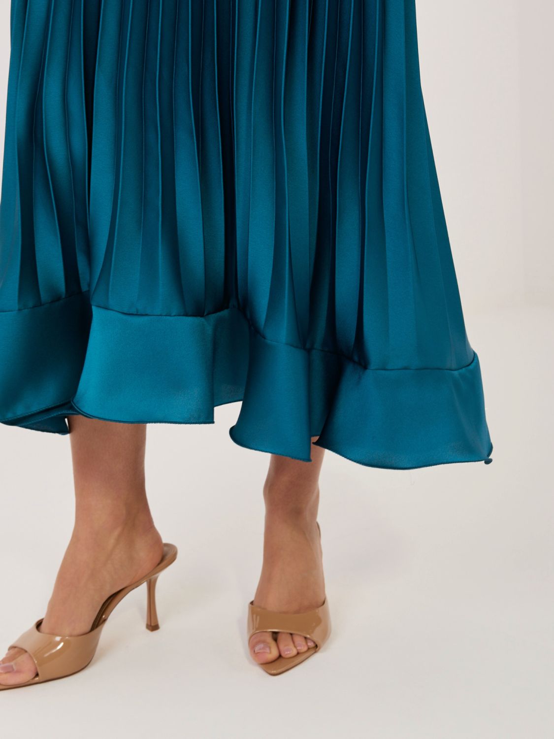 Modré koktejlové midi šaty s viazaním a volánom