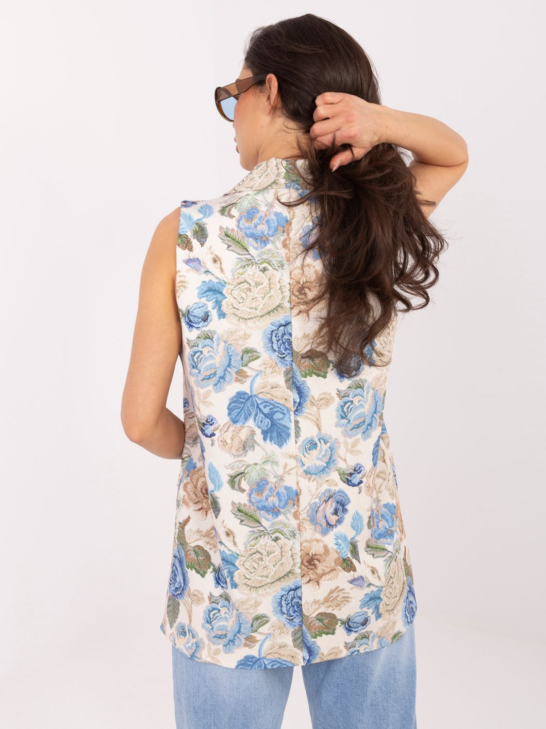 Elegantná modrá vesta s kvetinovým vzorom