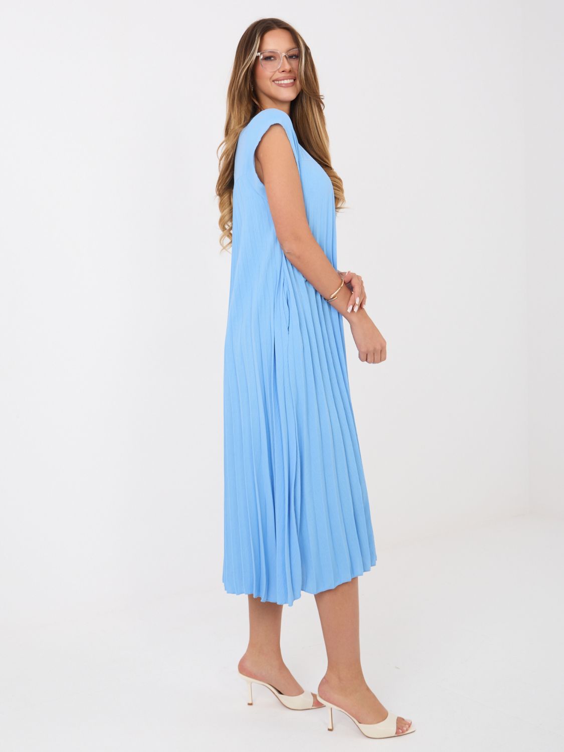 Modré koktejlové midi šaty bez rukávov