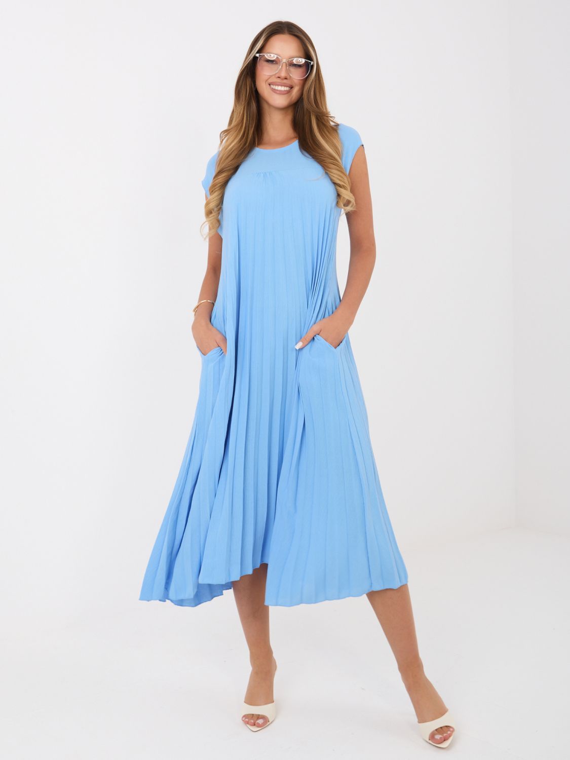 Modré koktejlové midi šaty bez rukávov