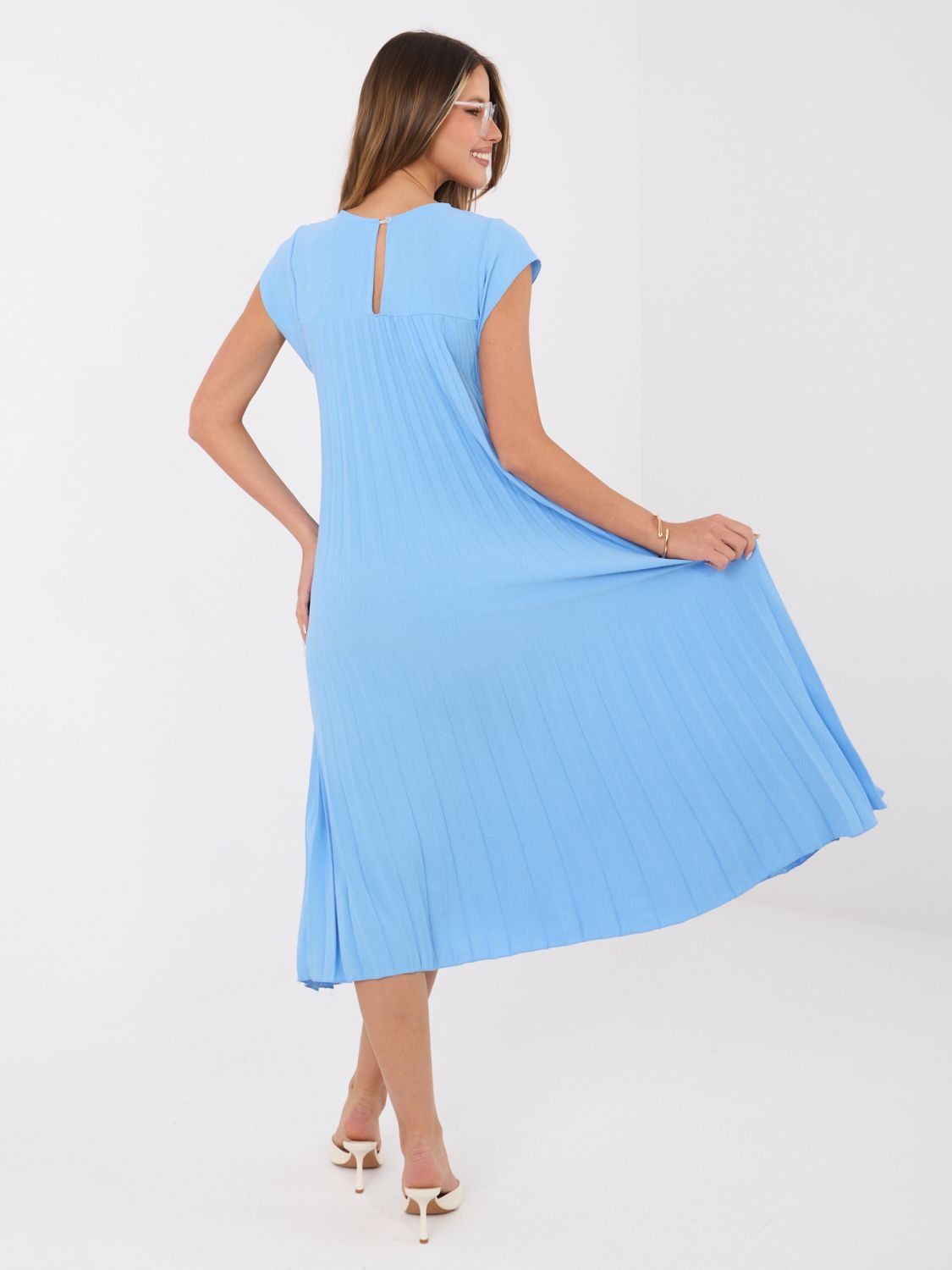 Modré koktejlové midi šaty bez rukávov