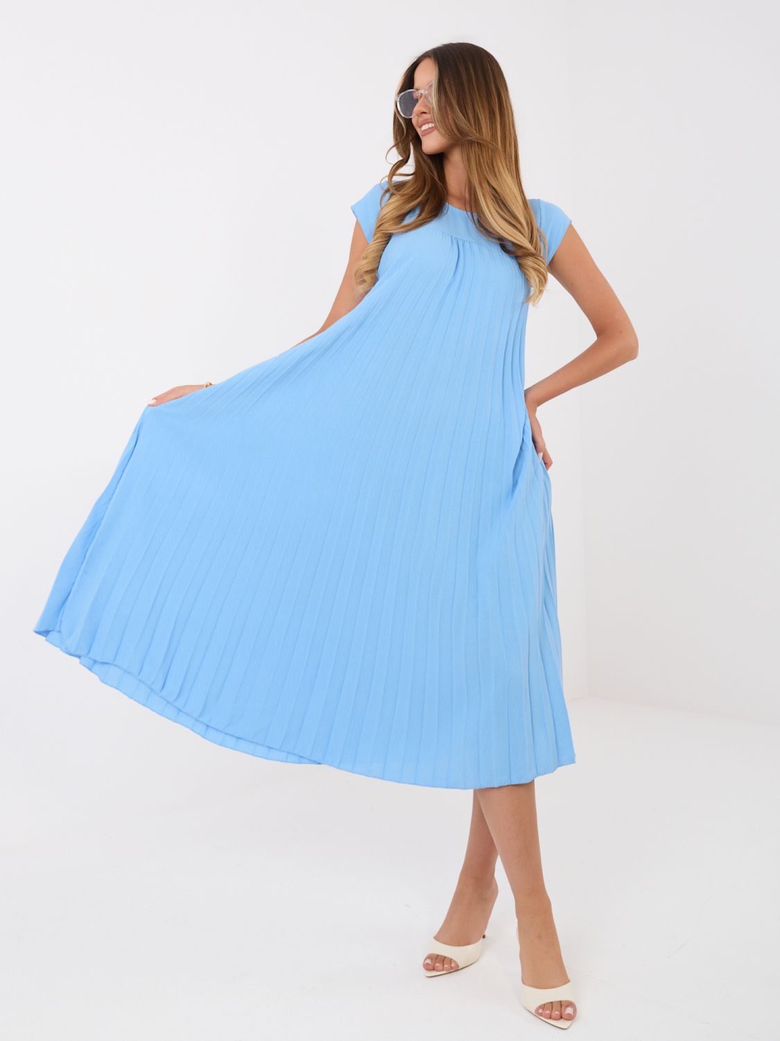 Modré koktejlové midi šaty bez rukávov