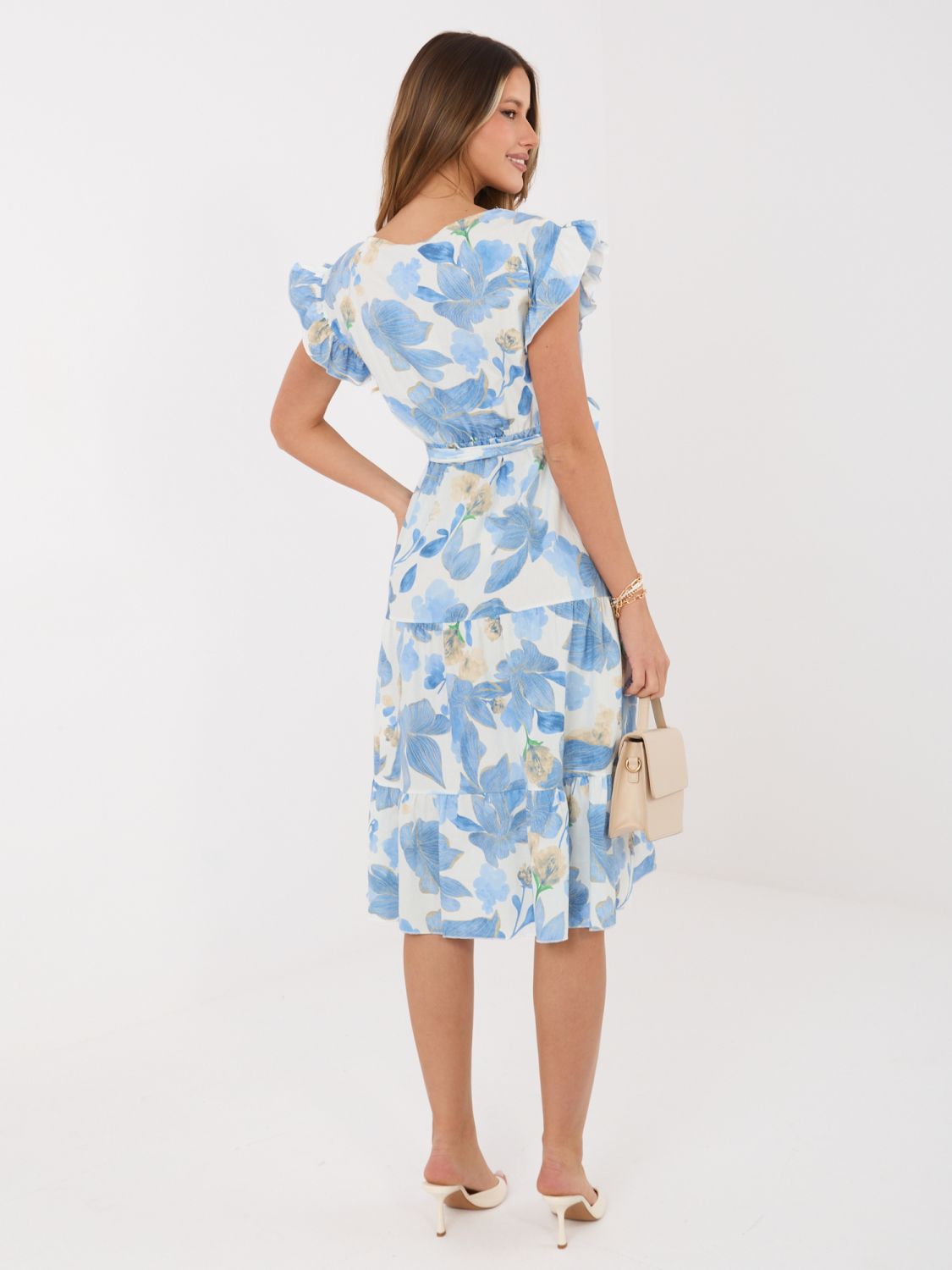 Svetlomodré rozšírené midi šaty s opaskom a volánom