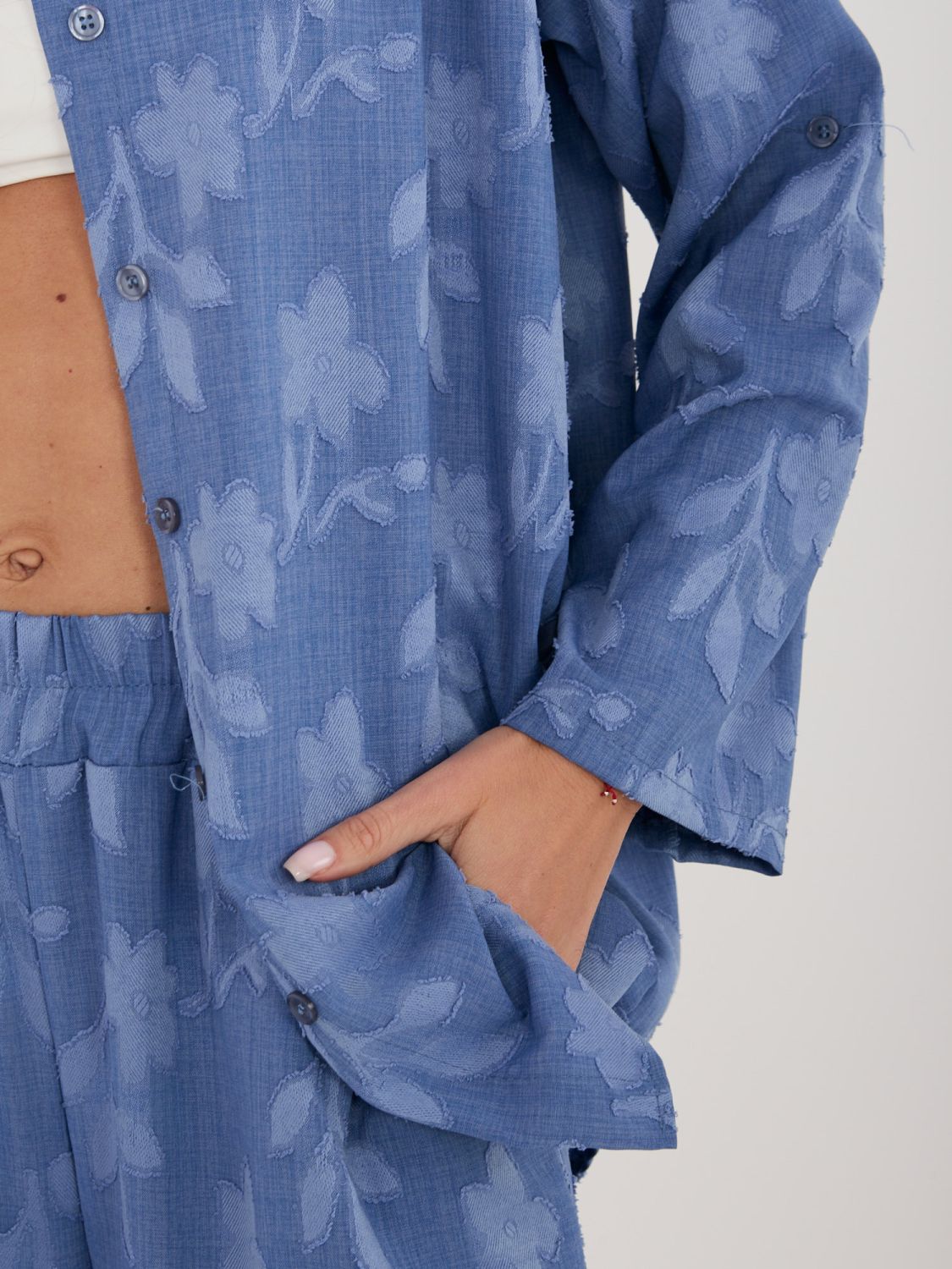 Modrý dámsky komplet s košeľou a nohavicami