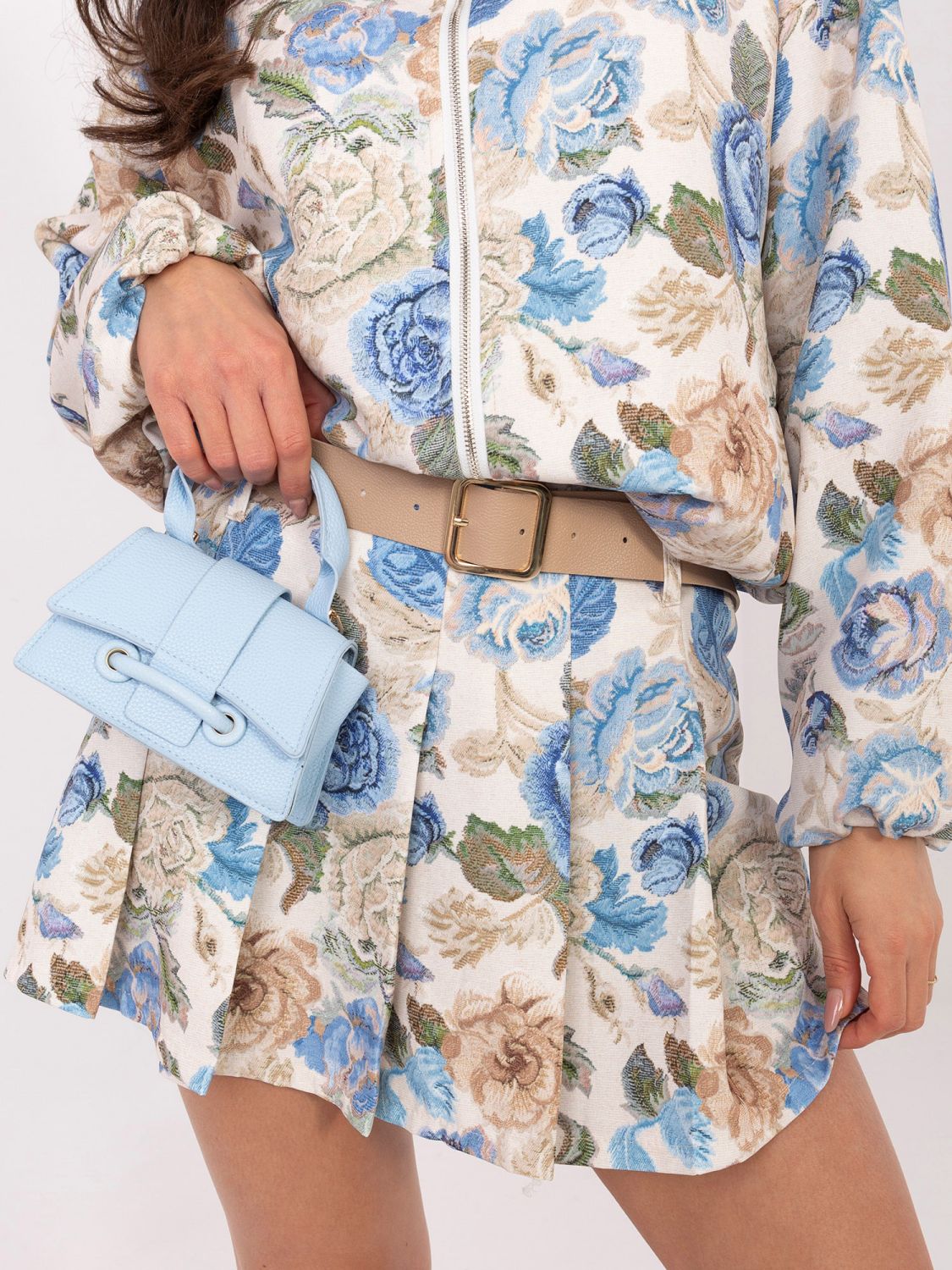 Modré kvetované šortky so širokými nohavicami a opaskom