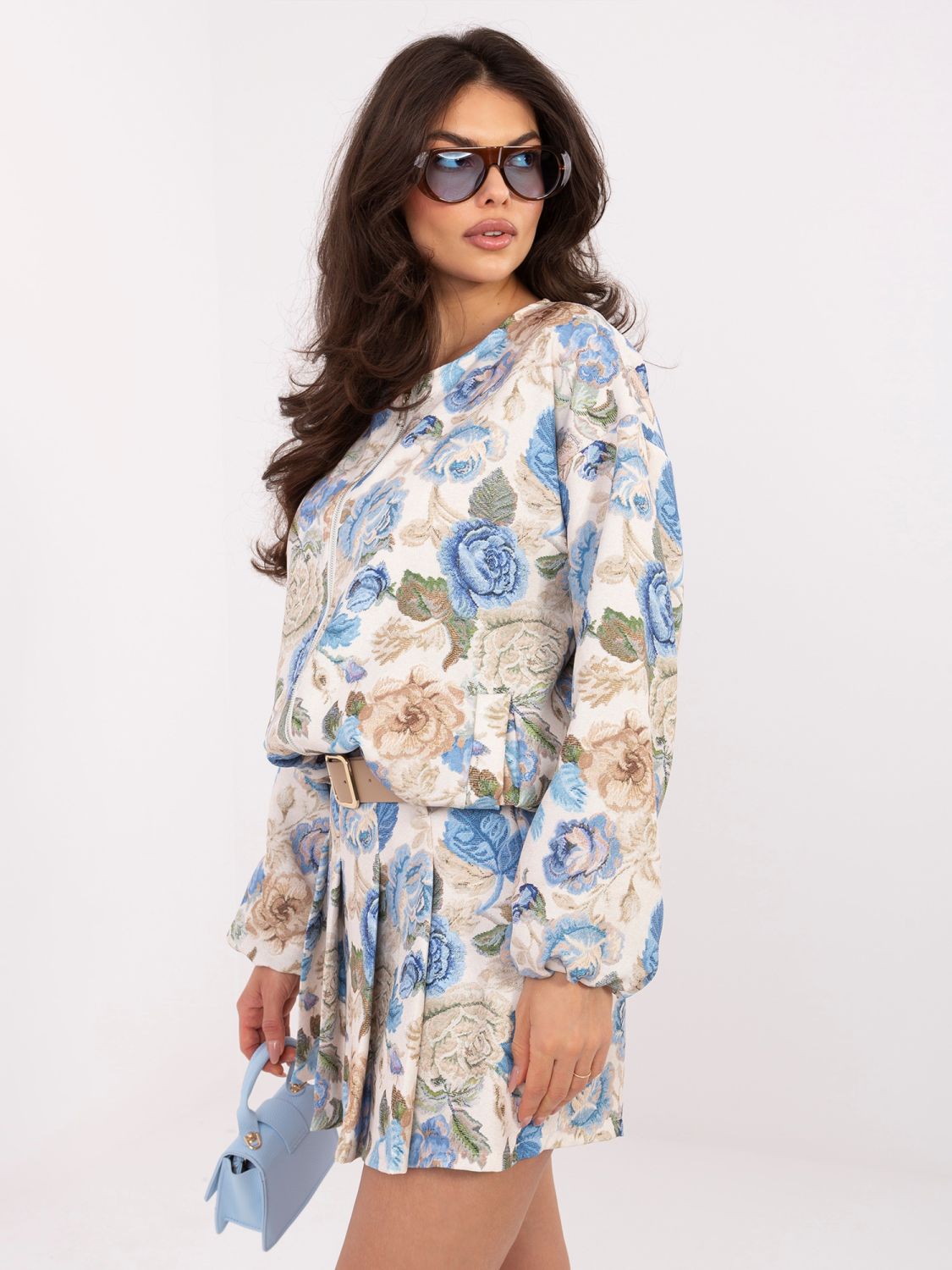 Modré kvetované šortky so širokými nohavicami a opaskom