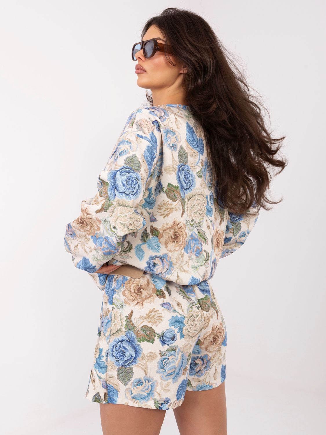 Modré kvetované šortky so širokými nohavicami a opaskom